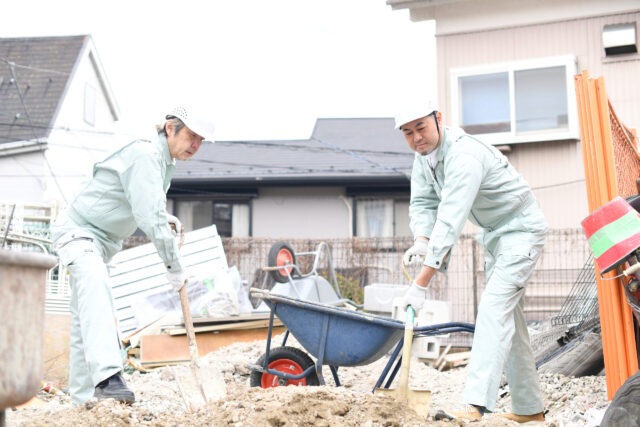 工事現場で作業をする男性