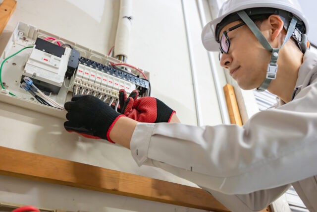 電気工事をする男性作業員