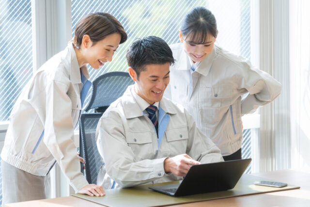 建設業者がネット検索をしている様子