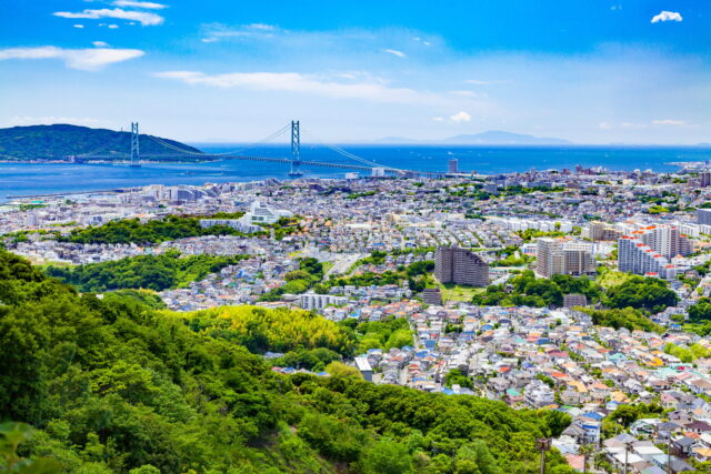 明石海峡大橋と神戸市垂水区の住宅街風景