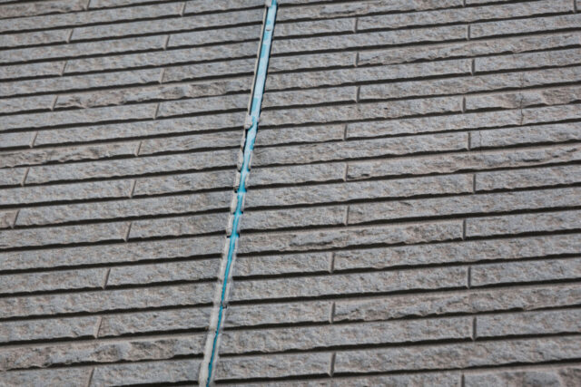 シーリングが劣化して割れてしまっている家の外壁