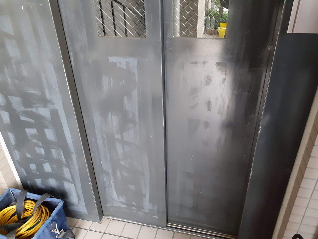 エレベーター乗場ドア保護フィルム施工