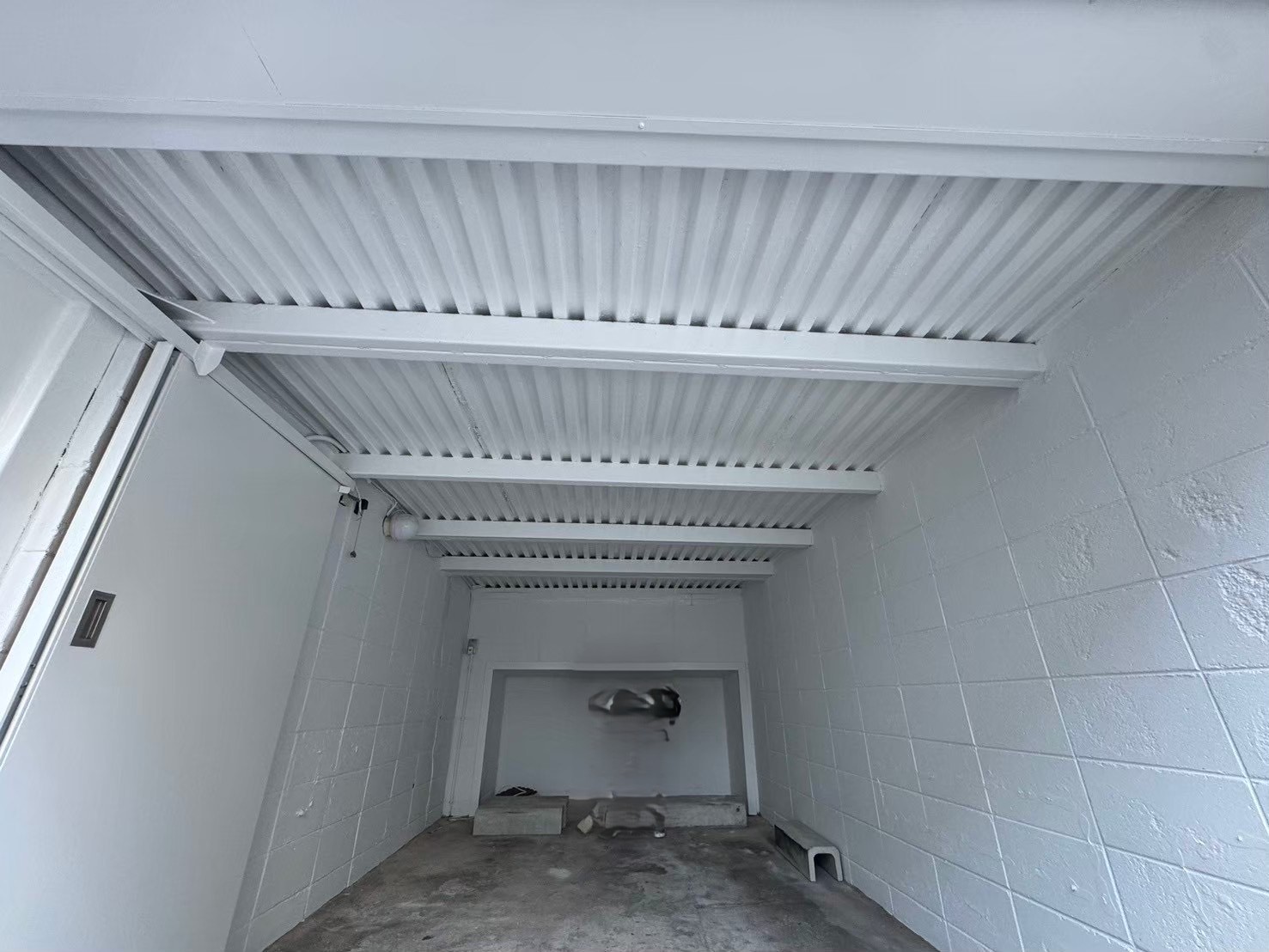 戸建て　駐車場内塗装工事