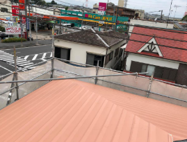 カバー工法による屋根葺き替えです。