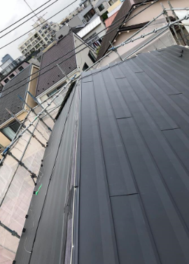 カバー工法の屋根葺です。屋根材加工は自社でやってます！