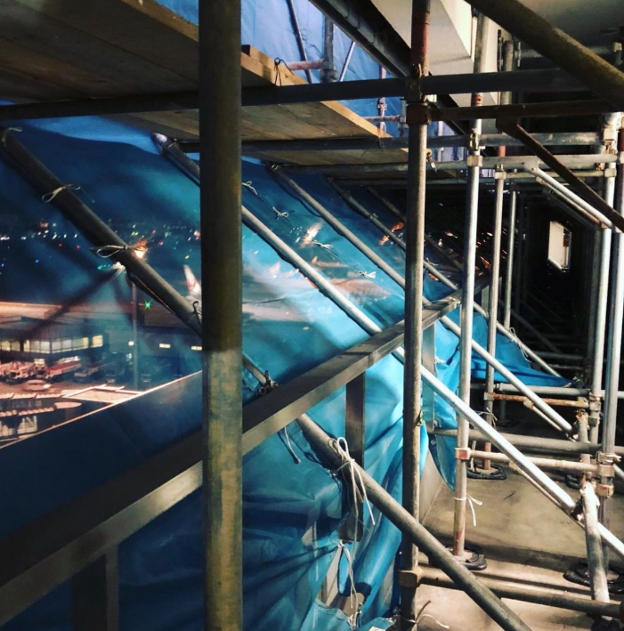 空港はね出し足場