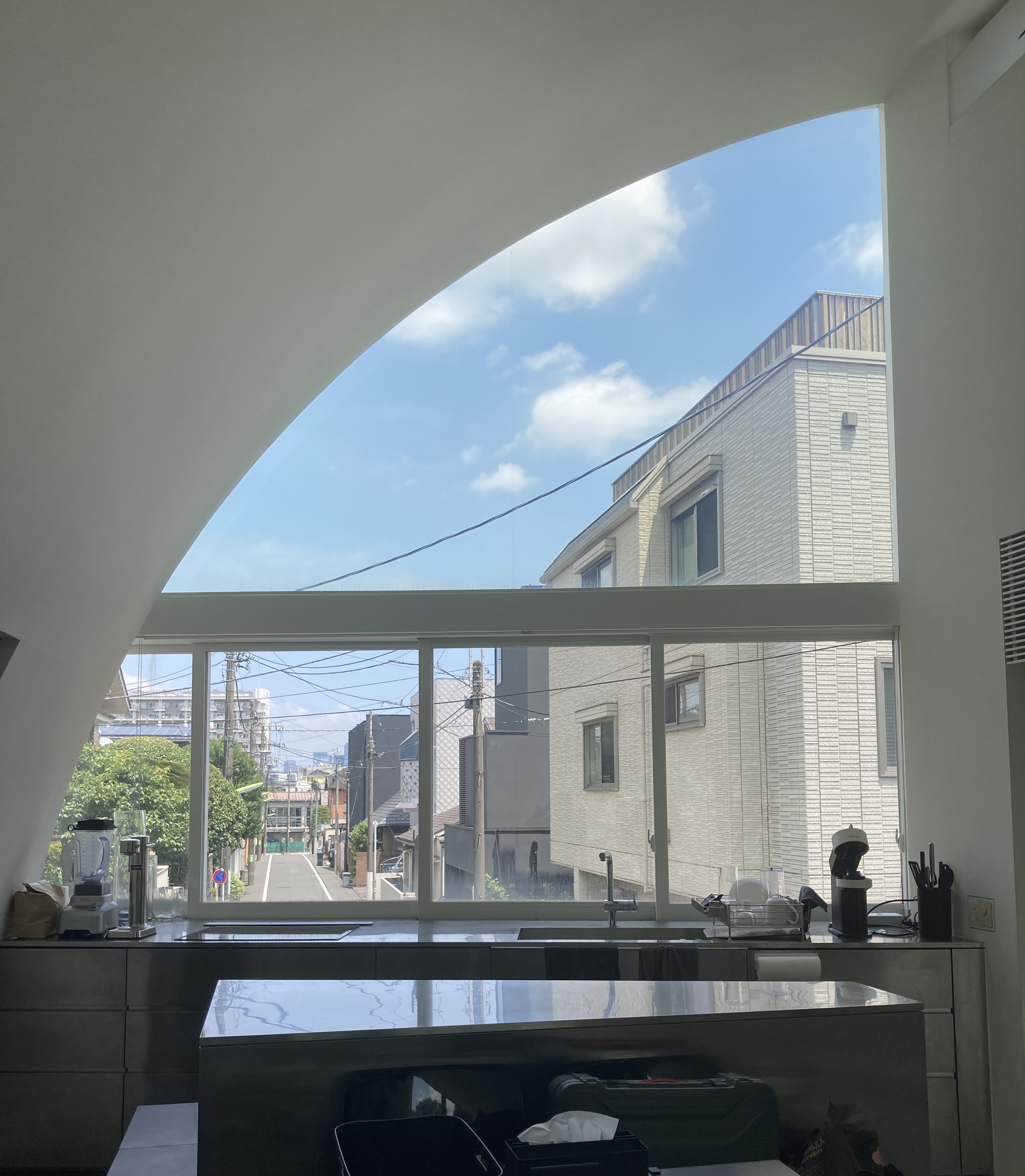 カーテンが付けられない窓に、調光フィルム！