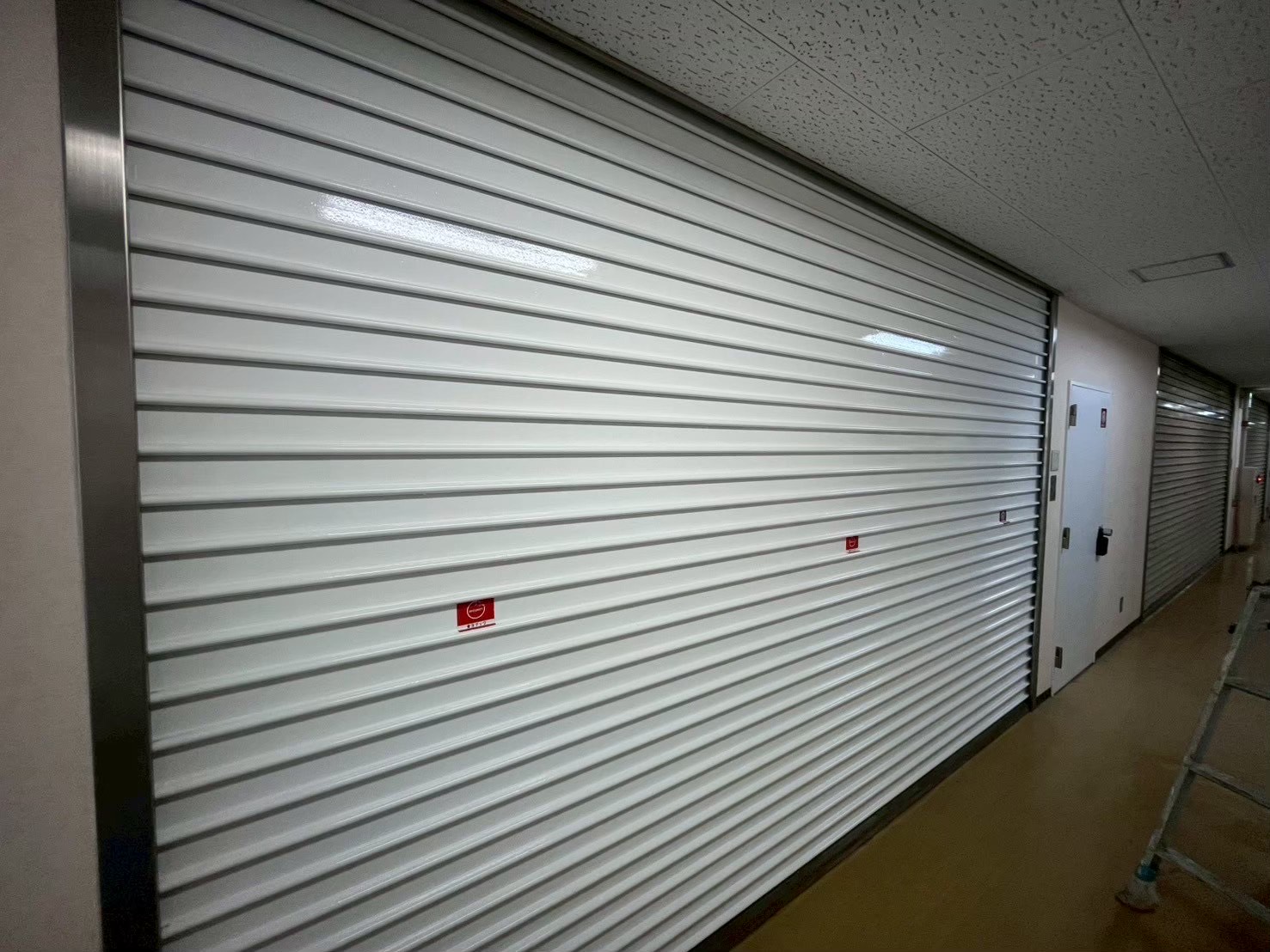 商業施設　シャッター塗装工事