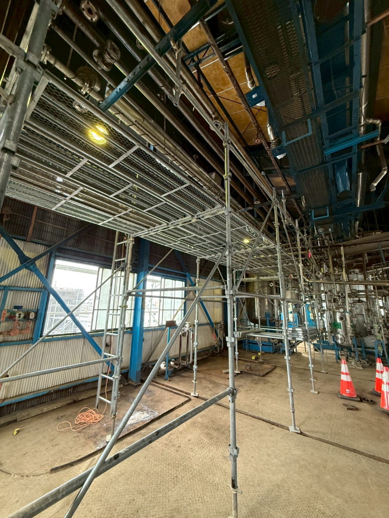 工場内　足場仮設工事